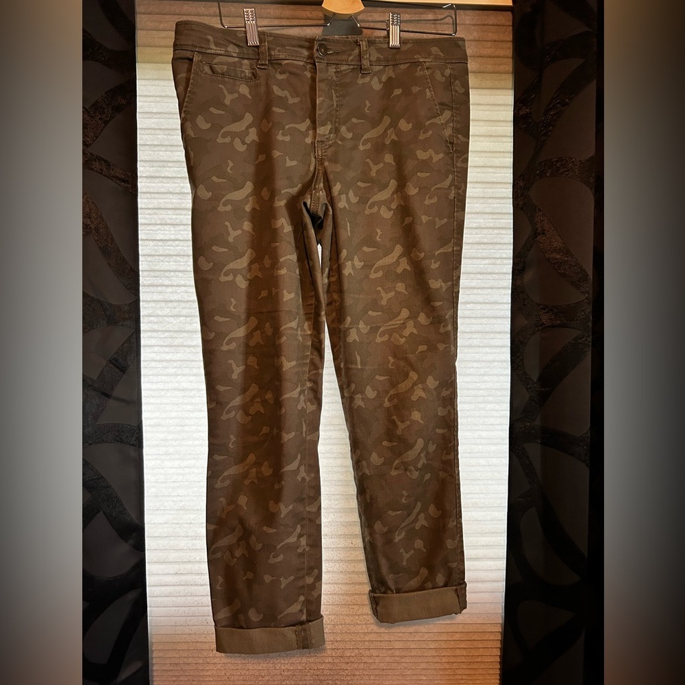 Market & Spruce Camo Cropped Pants